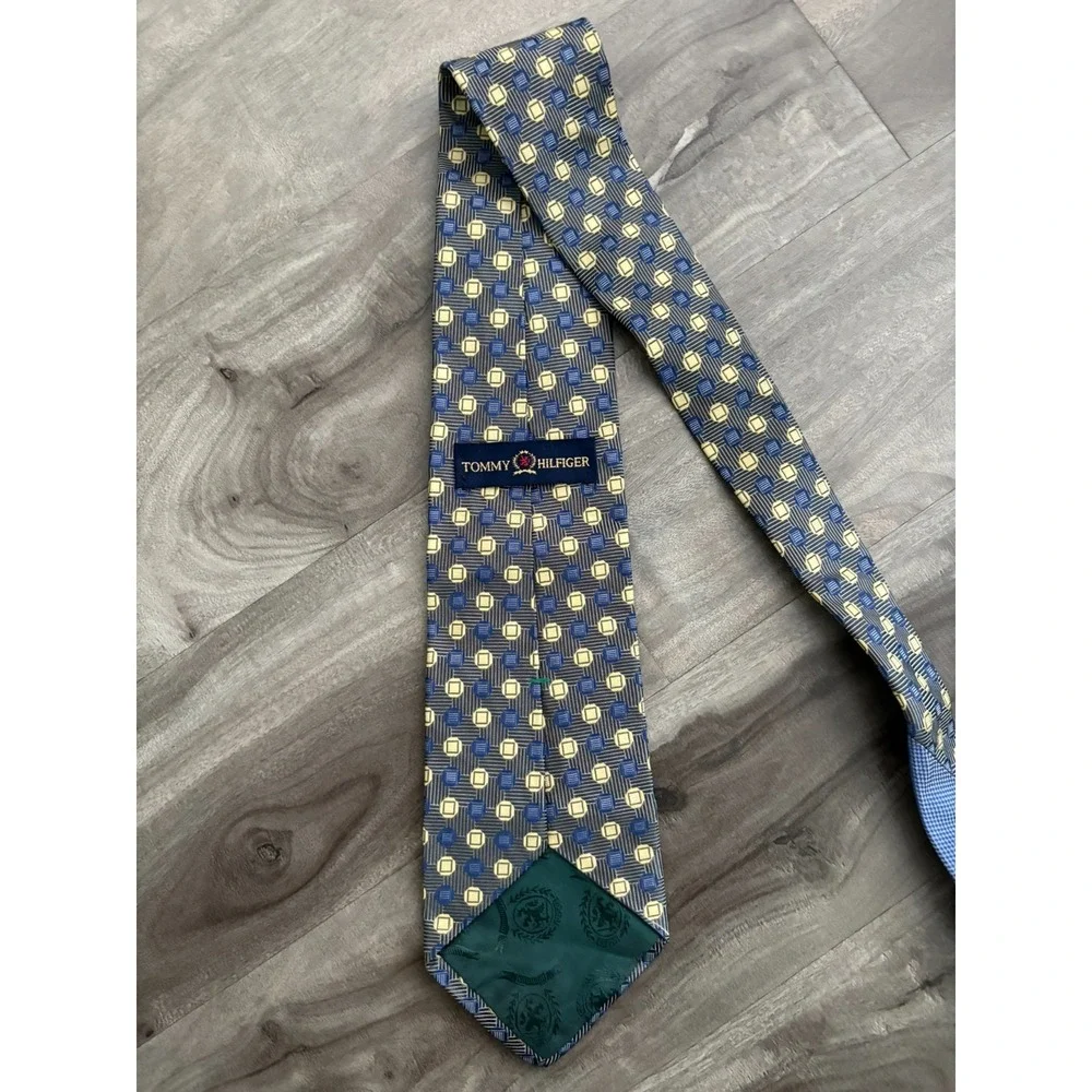 Tommy Hilfiger Mens Tie Green With Blue‎ 100% Silk Geometric Pattern Legth 57 in